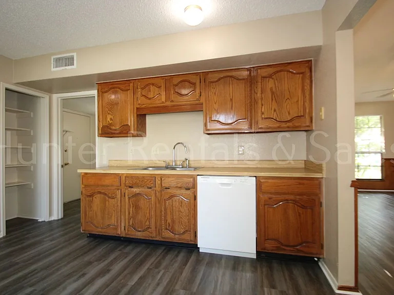 1905 Meadowbrook Dr — Photo 8
