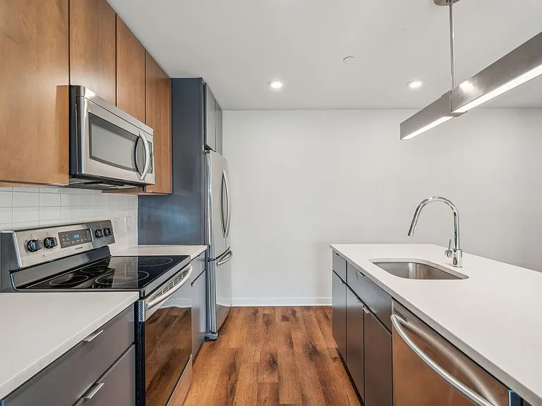 Graduate Pointe — Photo 232