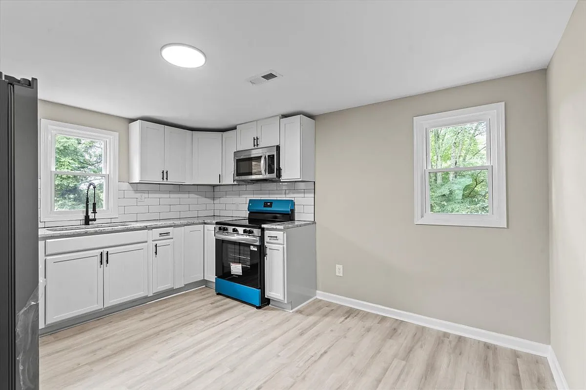 2 bed, 910 sqft, $1,300 — Photo 3