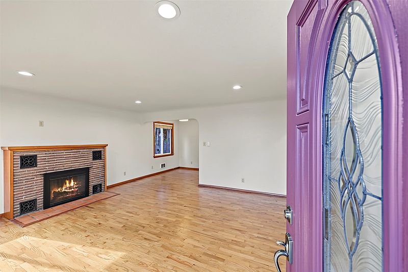 4th image of 317 Williams Avenue N