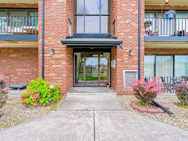 19533 Lake Shore Dr #2S — Photo 2