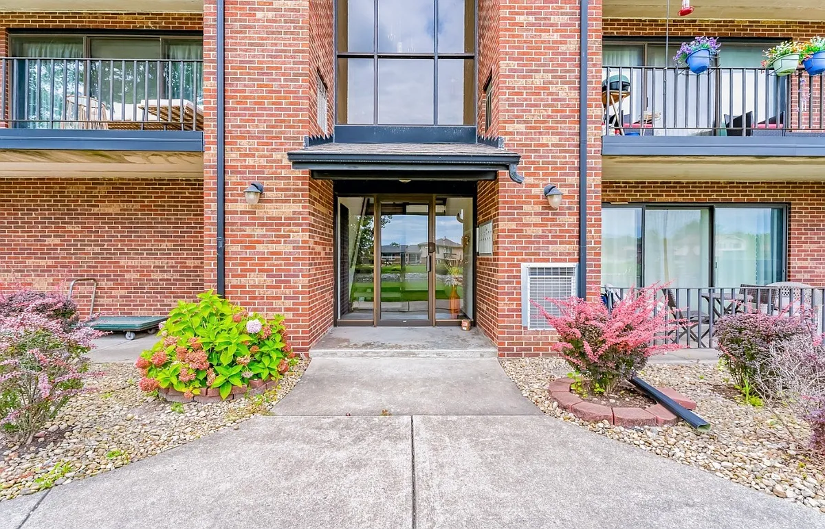Building Photo - 19533 Lake Shore Dr #2S