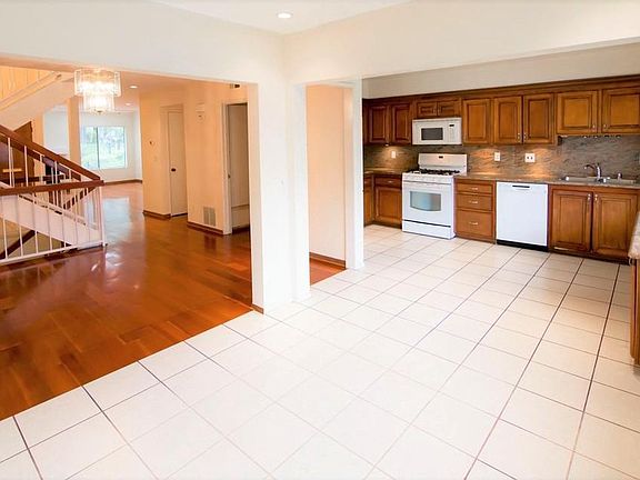 5th image of 4838 Salem Village Pl