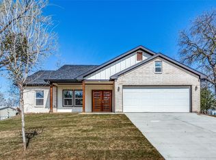 813 E James St, Cleburne, TX 76031