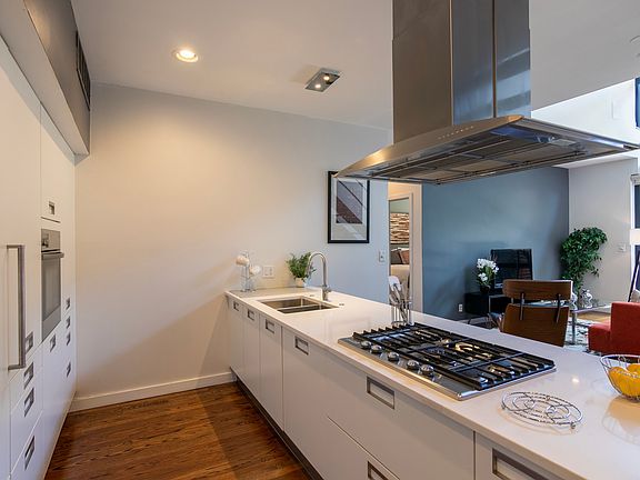 5th image of 925 N Wolcott Ave Unit 102