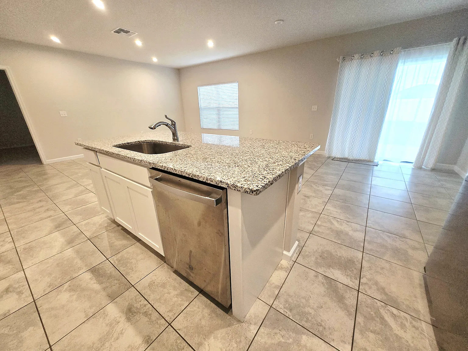 4 bed, 1703 sqft, $2,285 — Photo 3