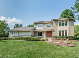 1654 Greenwich Dr, Troy, MI