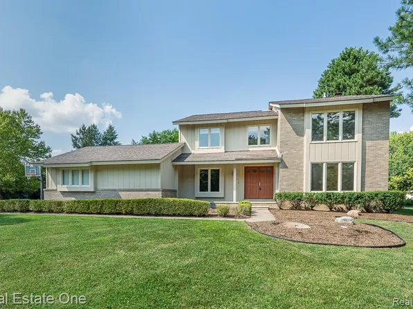 1654 Greenwich Dr, Troy, MI 48098
