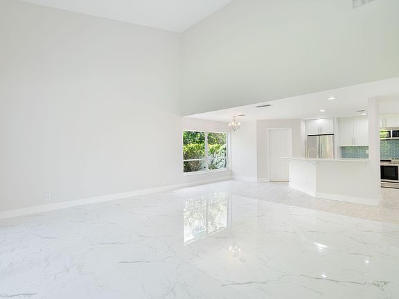 3rd image of 10205 Allamanda Boulevard