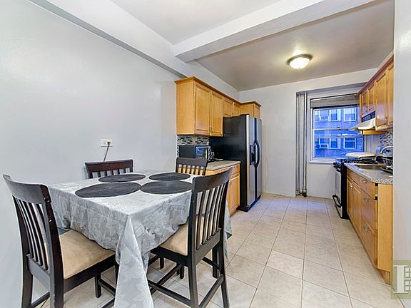 2nd image of 550 Grand St APT H3e