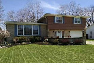 10 Matthews Dr, Lancaster, NY 14086