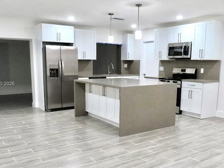 1030 SW 96th Ave — Photo 3