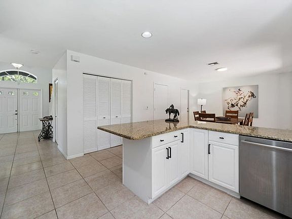 3rd image of 1527 S Club Dr