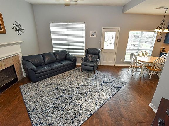 Open to Kicthcen & Breakfast Area.