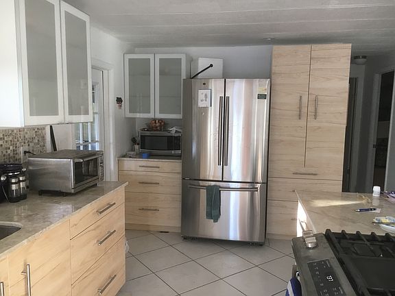 Kitchen Cabinets & Appliance