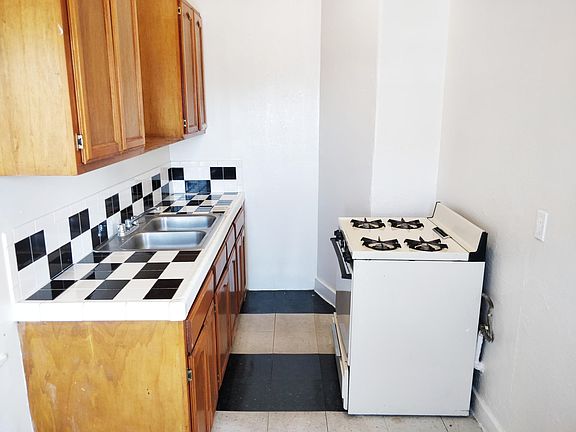 4th image of 129 N Oxford Ave APT 200