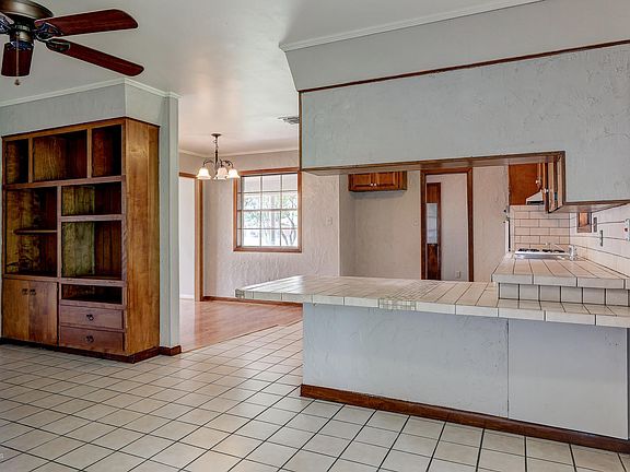 3rd image of 210 Woodcrest Cir