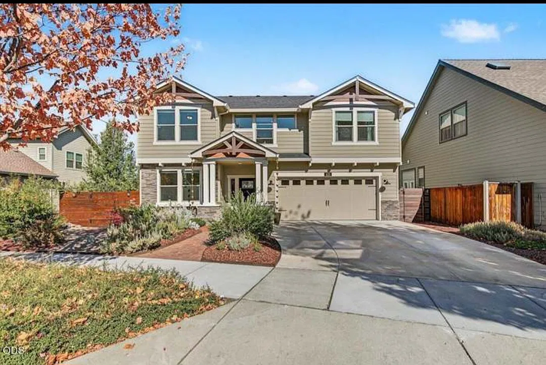 5 bed, 2.5 bath, 2606 sqft, $3,500 — Photo 1