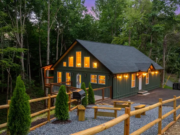 1504 Ginnys Trl, Sevierville, TN 37876