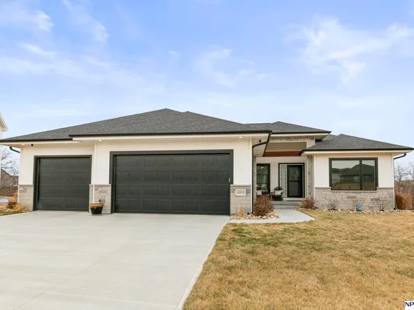 10918 Portage Dr, Papillion, NE 68046