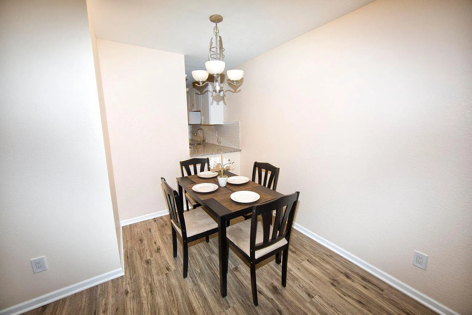 2 bed, 1.5 bath, 962 sqft, $1,475 — Photo 2