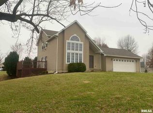 17296 Woodland Lakes Dr, Petersburg, IL 62675