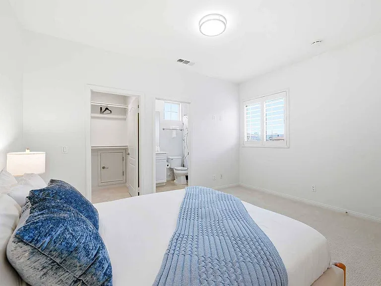 37 Roycroft — Photo 62