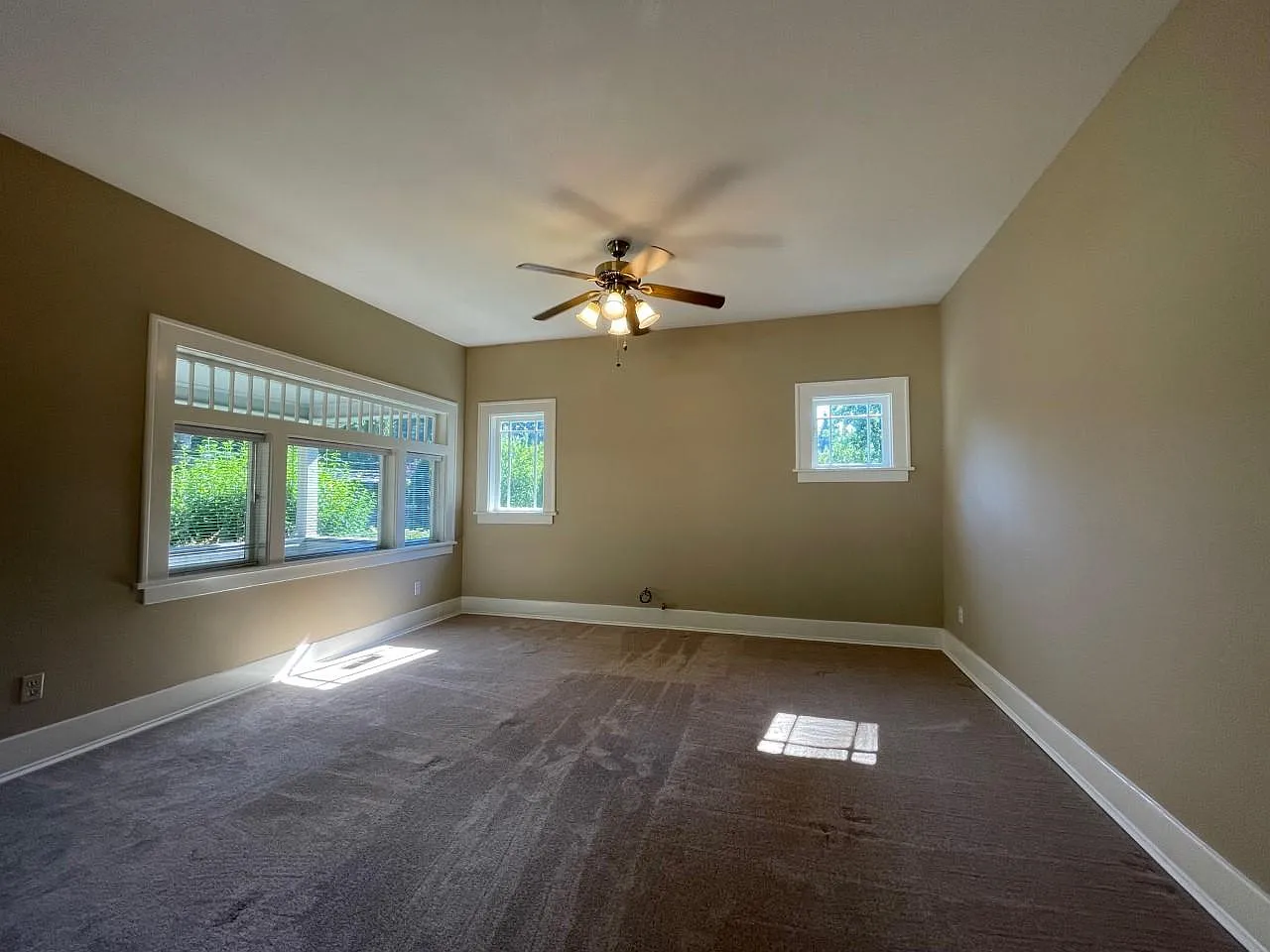 4 bed, 2400 sqft, $3,990 — Photo 4