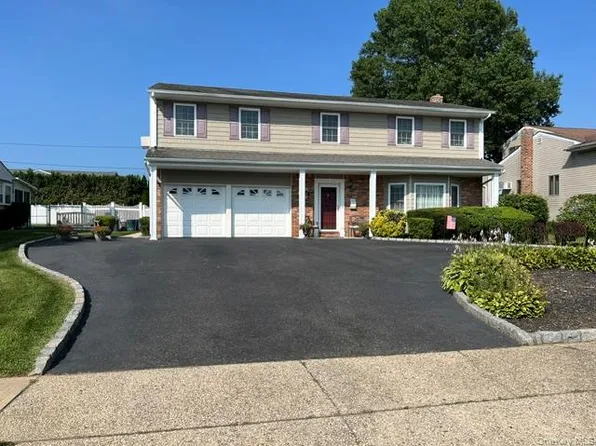 32 Columbine Lane, Kings Park, NY 11754