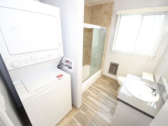 5th image of 8221 De Longpre Ave APT 22