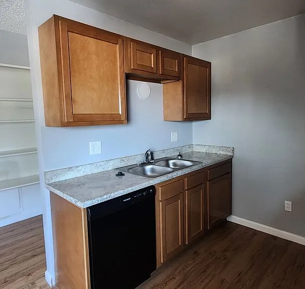 Myers Court — Photo 15
