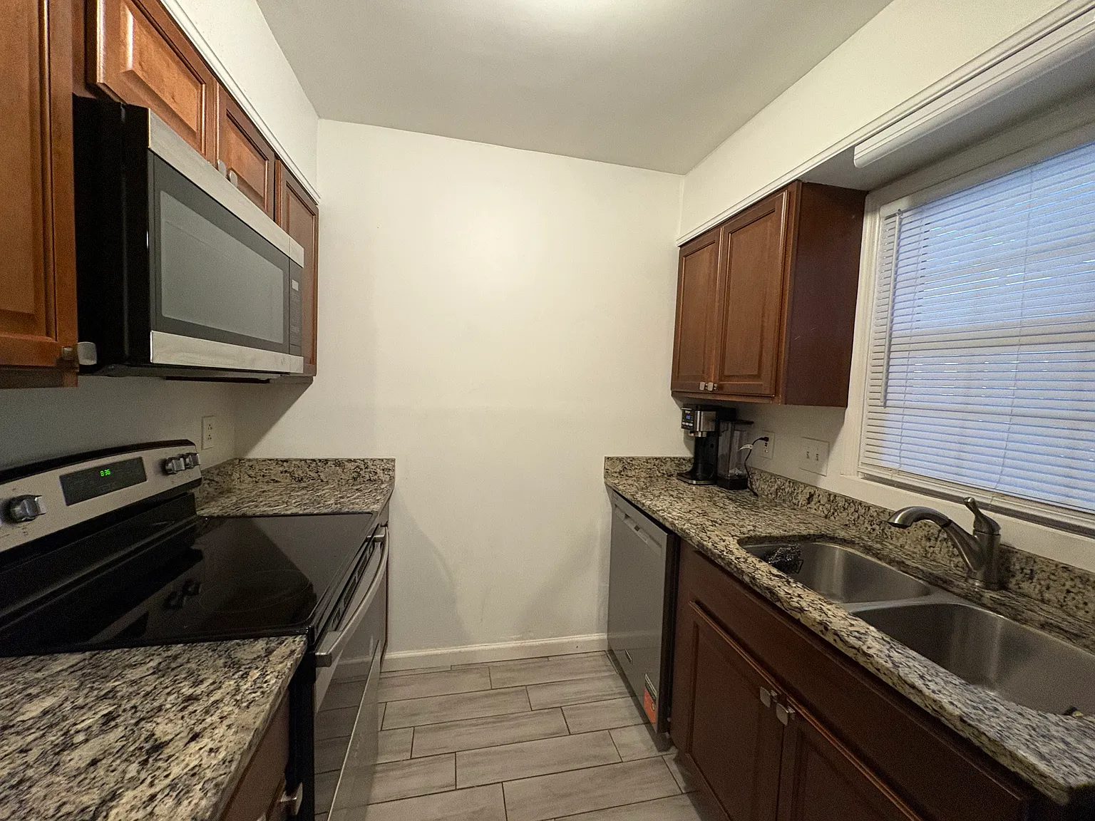 2 bed, 2.5 bath, 1240 sqft, $1,900 — Photo 4