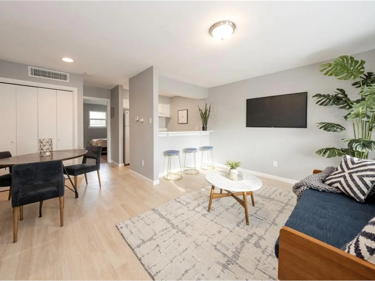 1 bed, 1.5 bath, 4568 sqft, $875 — Photo 2