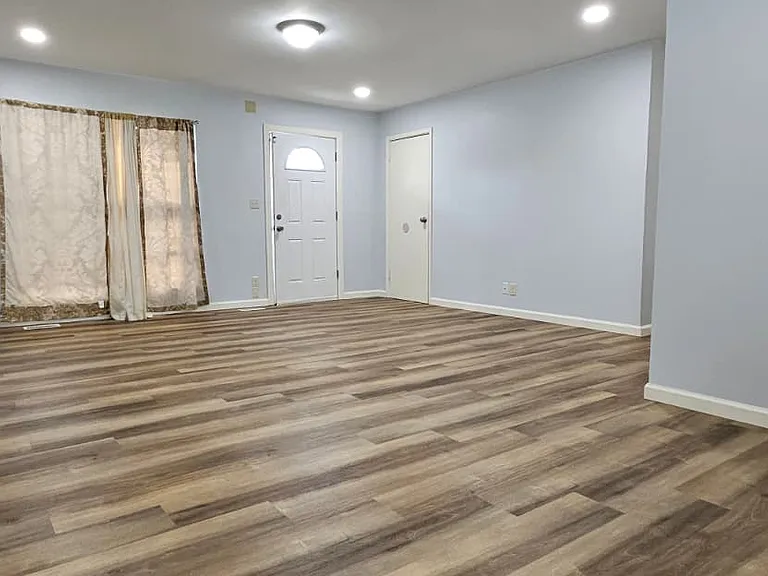 254 Prince Of Wales Dr — Photo 5