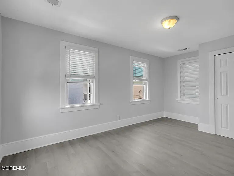 10 NE Church St — Photo 7