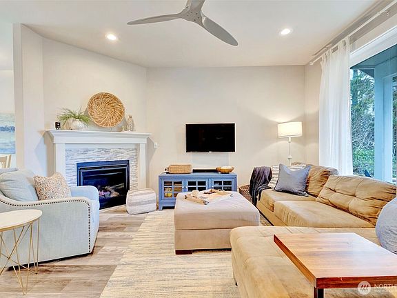 4th image of 136 Spruce Loop SW