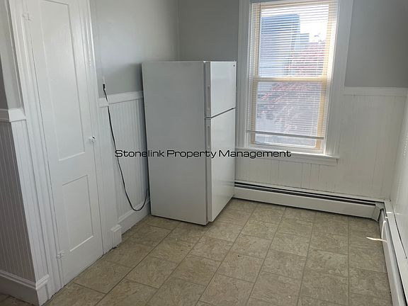 4th image of 1088-1090 Lonsdale Ave #3