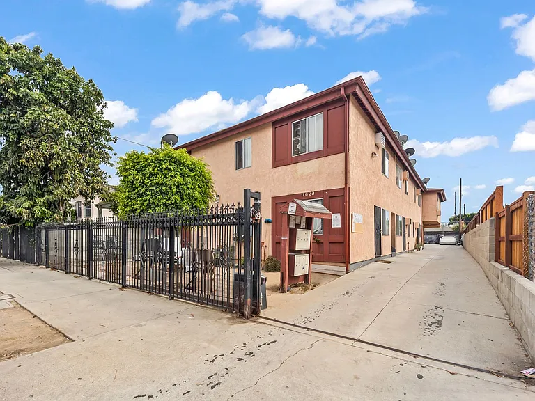 1620 Bridge St — Photo 13