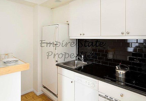 3rd image of 150 W 51st St APT 1507