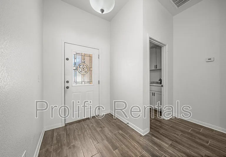 5301 Primavera Ln — Photo 9