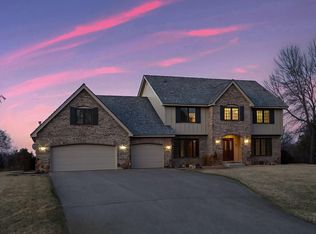 14 Hill Farm Cir, North Oaks, MN 55127
