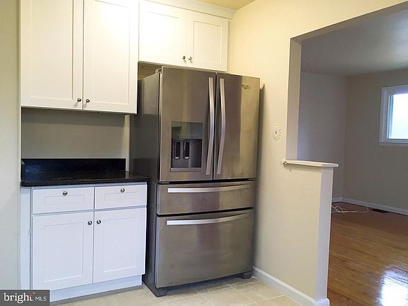 5th image of 556 Orchard St NW