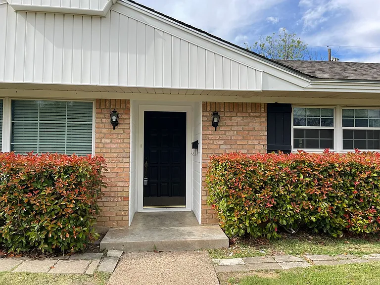 5025 Loch Lomond Dr — Photo 2