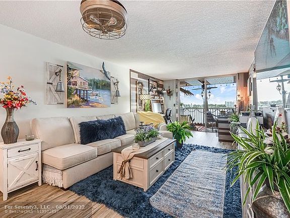 5th image of 118 Lake Emerald Dr APT 401