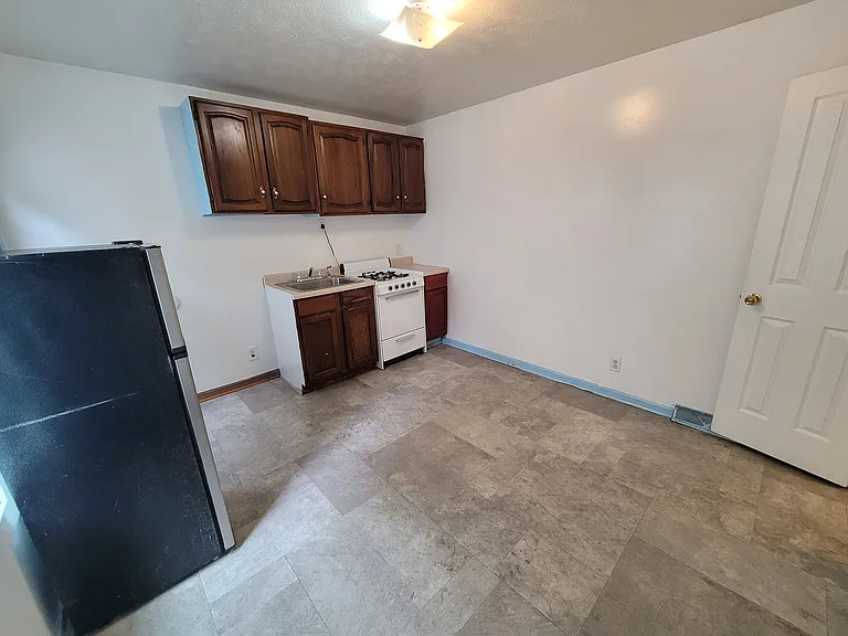 Studio, 1.0 bath, $825 — Photo 3