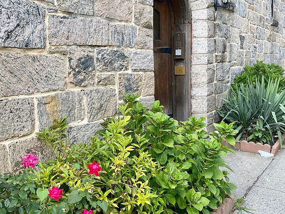 2nd image of 32 Vanderburgh Ave #2