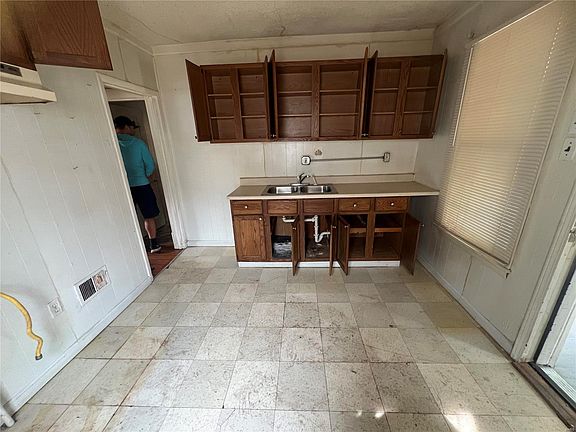 4th image of 7009 Garesche Ave