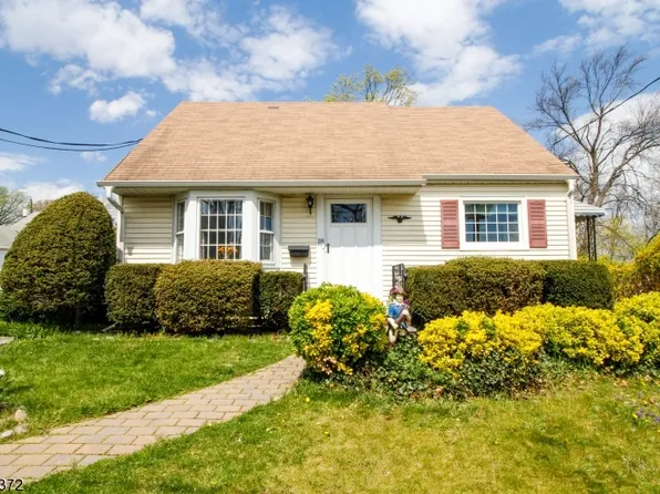 18 Woods End Rd, Clifton City, NJ 07012