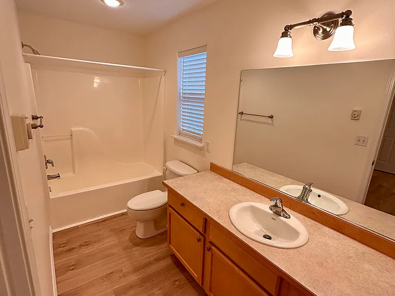 414 Louis Ln — Photo 16