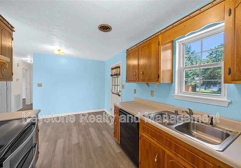 405 Eddy St — Photo 6